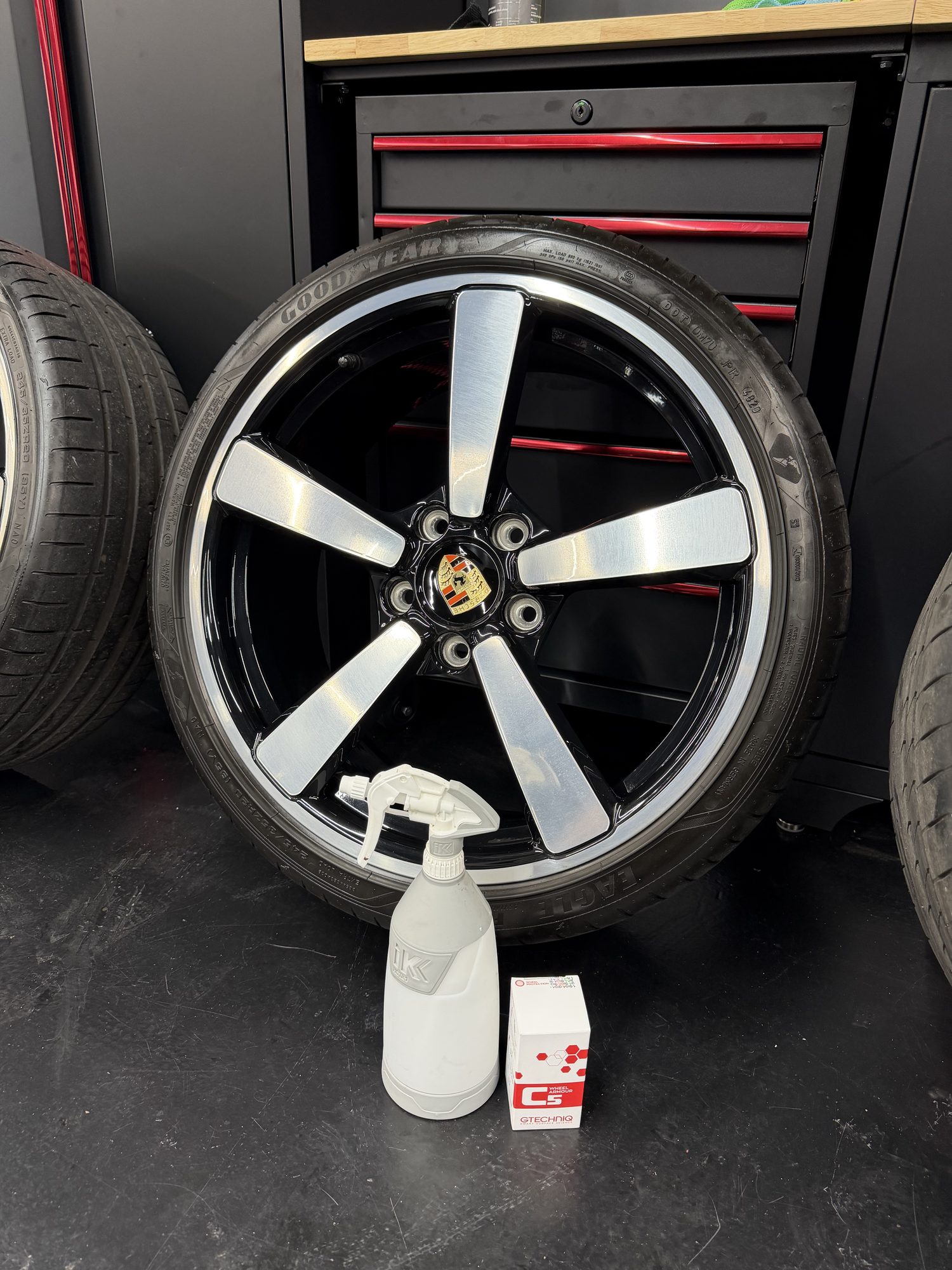 Traitement céramique Gtechniq C5 Wheel Armour sur une jante Fuchs de Porsche 911, roue déposée