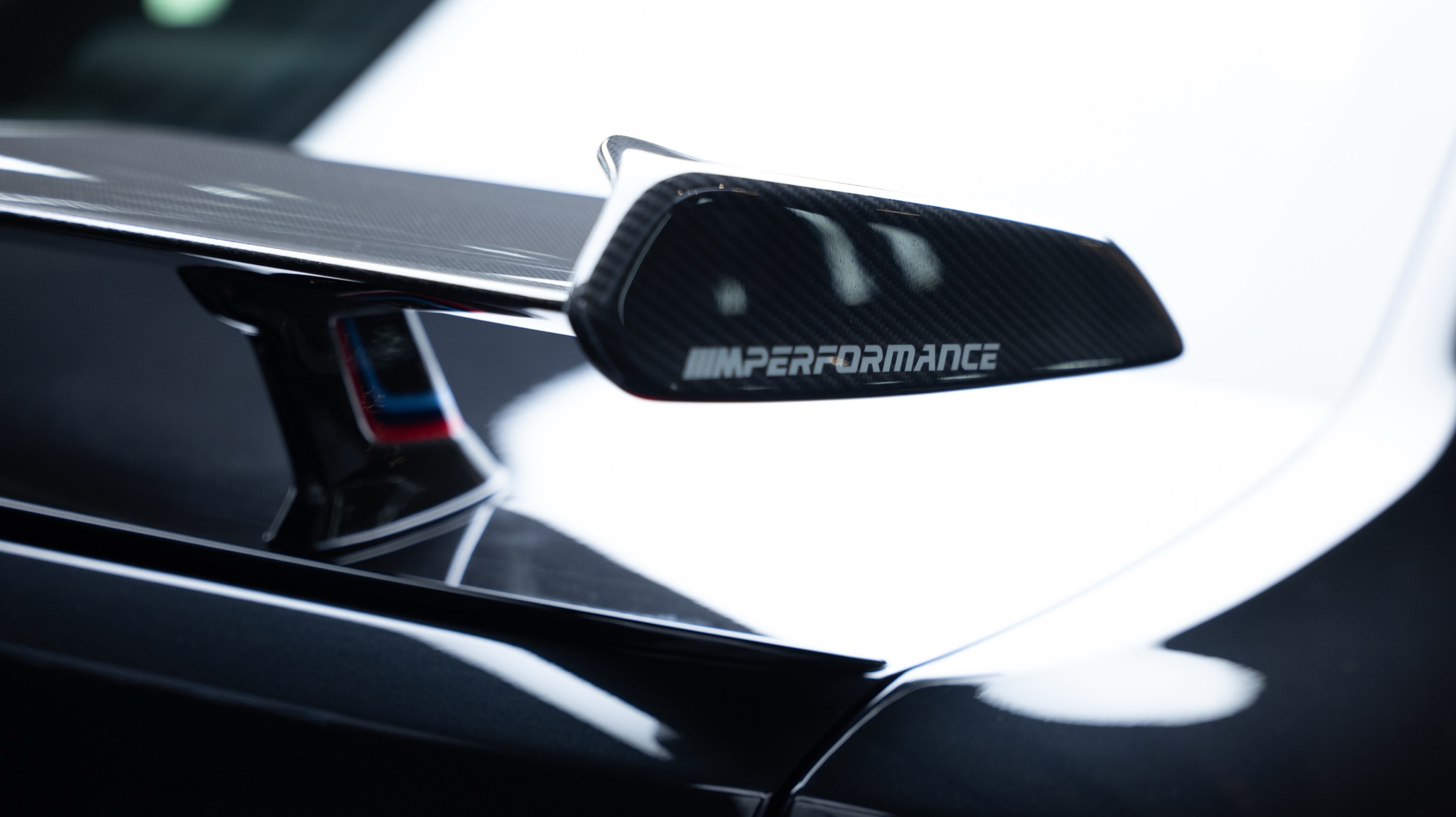 Détail carrosserie et aileron carbone d'une BMW à l'atelier REYCE