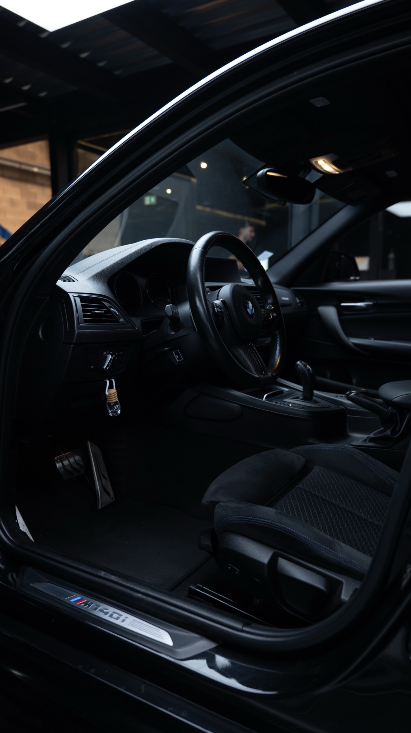 Seuil de porte et habitacle d'une BMW M140i chez REYCE