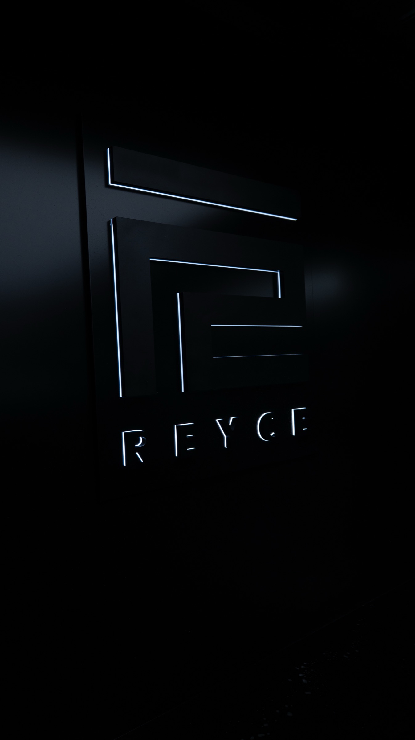 Logo REYCE mural éclairé dans l'atelier