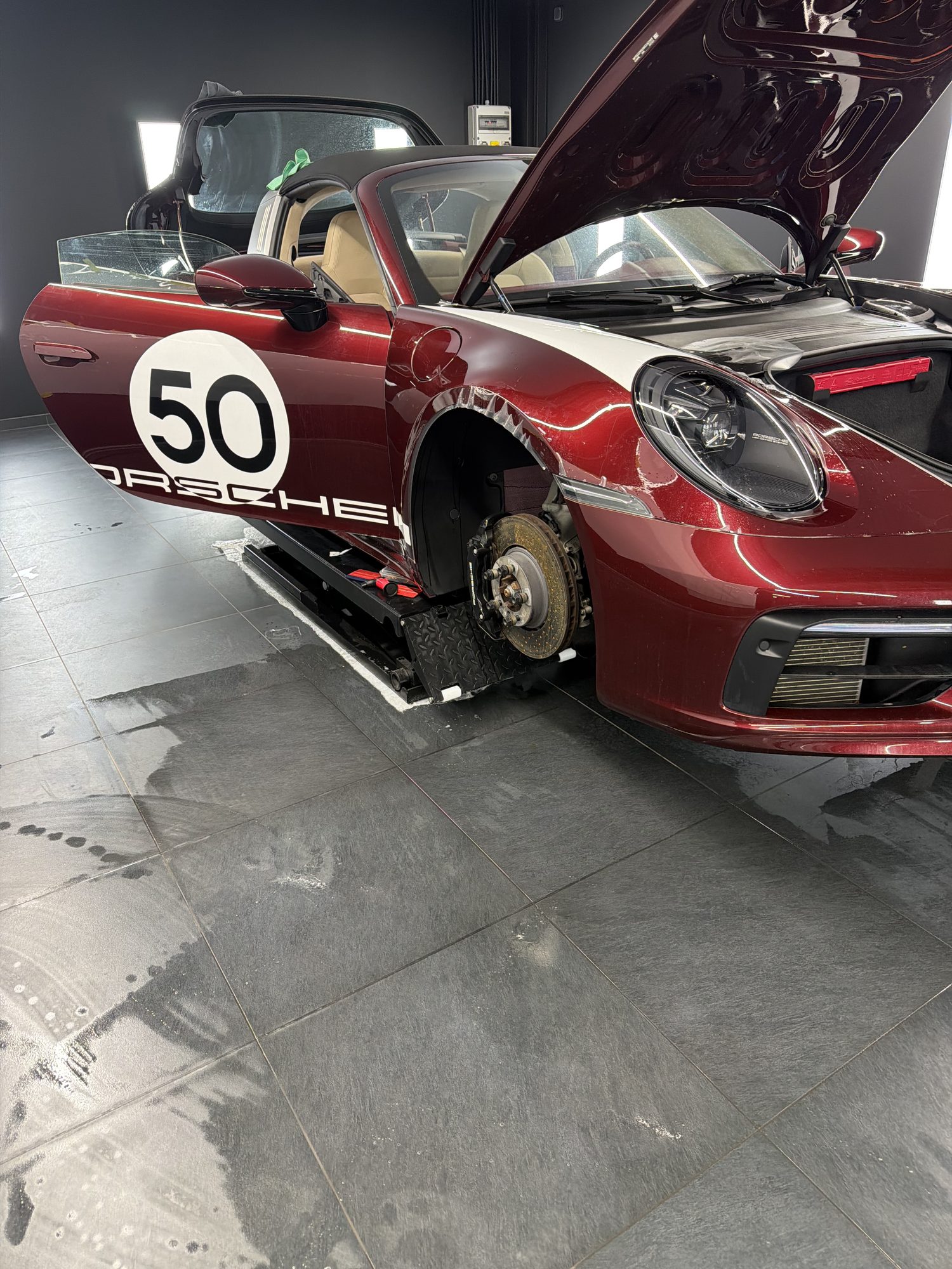Porsche 911 Targa 4S Heritage à l’atelier REYCE, roues déposées