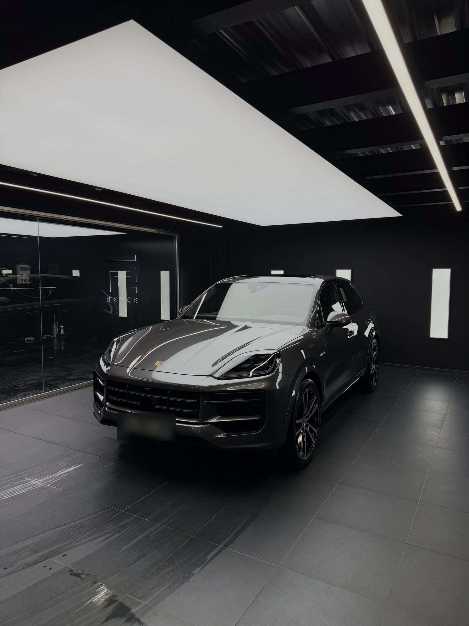 Porsche Cayenne à l’atelier REYCE après un car staging