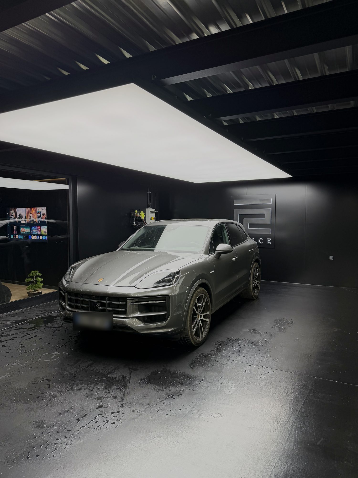 Porsche Cayenne vue de face à la sortie du lavage à l’atelier REYCE