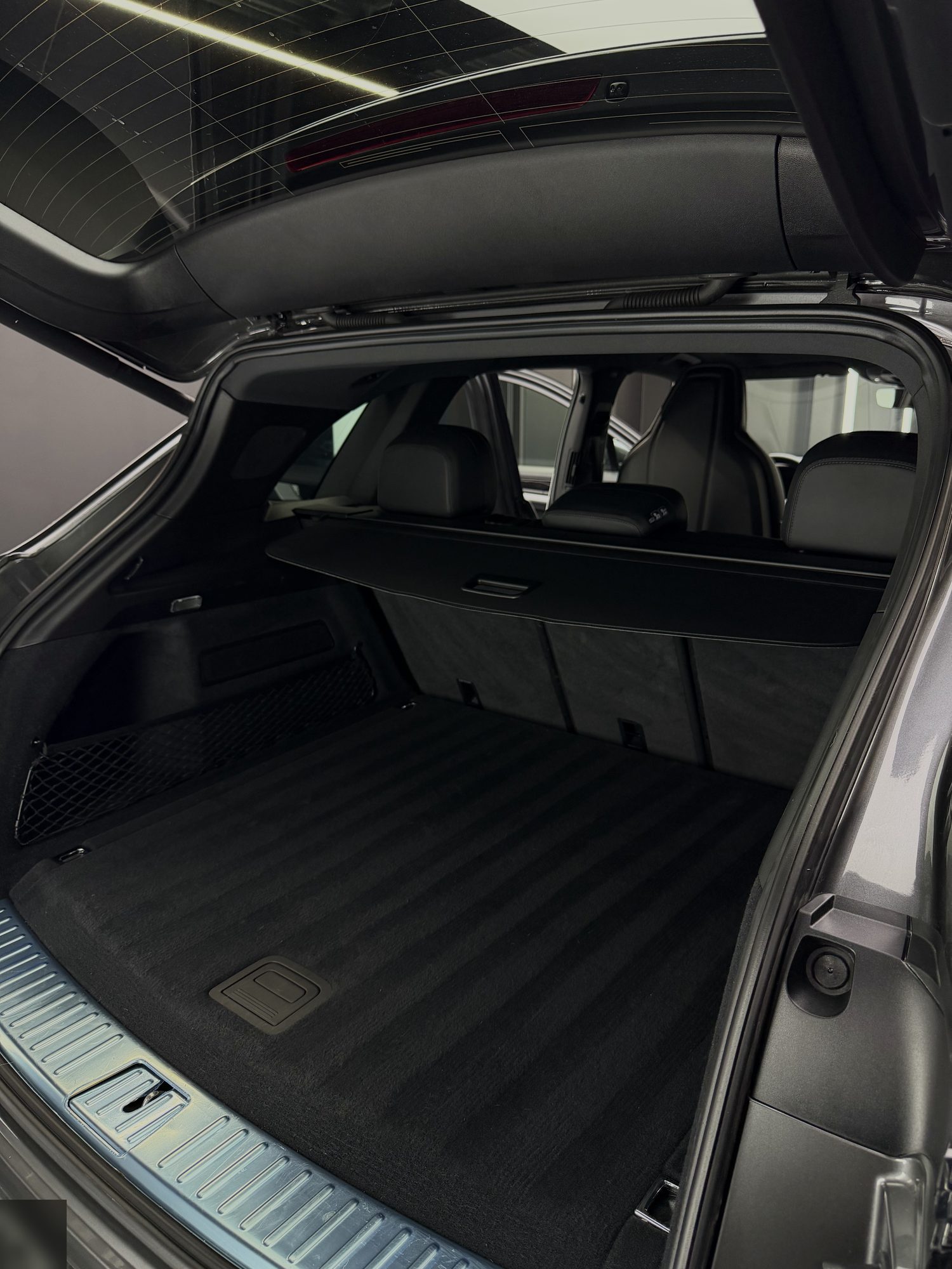Coffre de la Porsche Cayenne après detailing à l’atelier REYCE