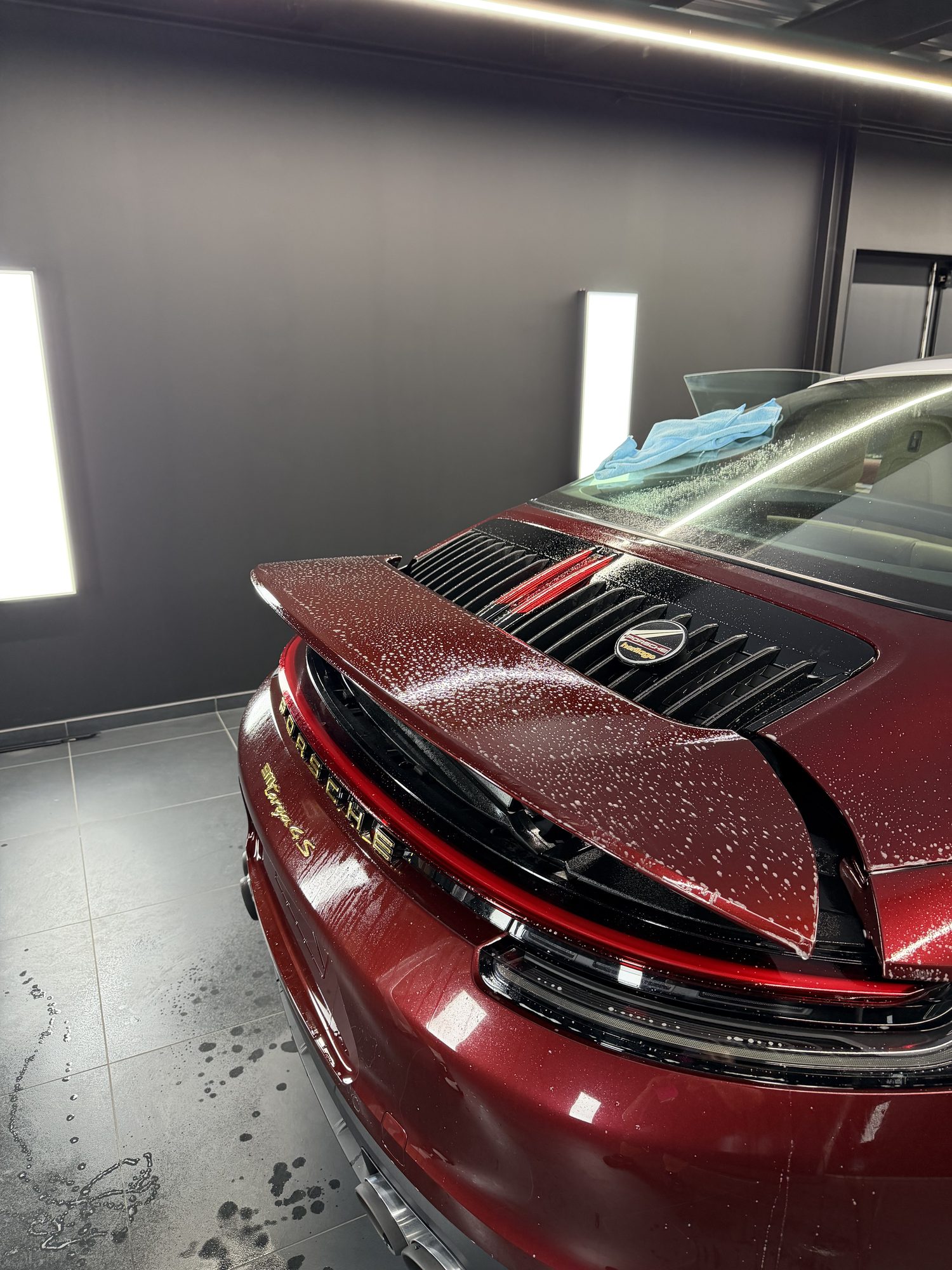 Arrière de la 911 Targa 4S Heritage sous film de protection