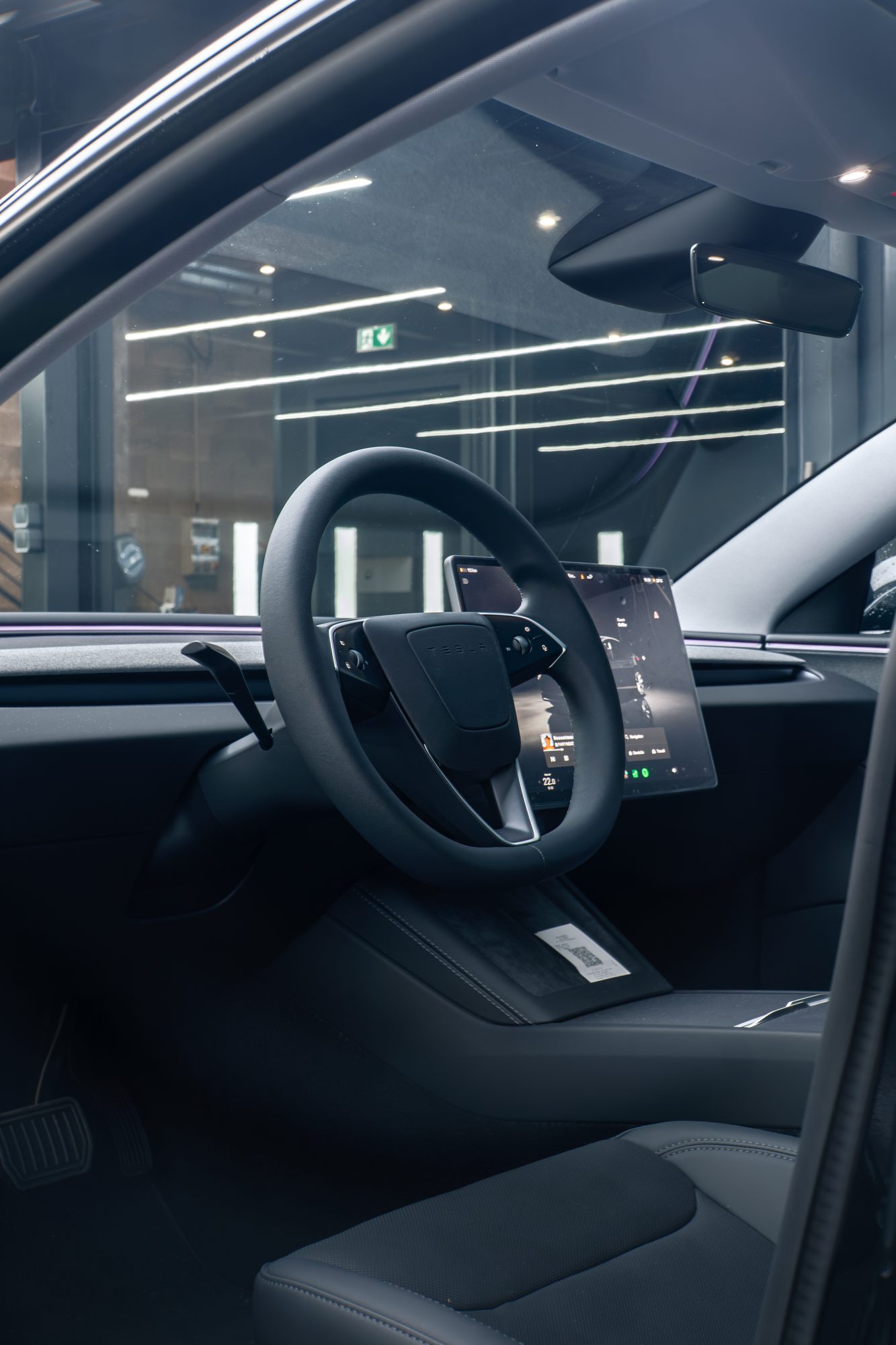 Habitacle d’une Tesla Model 3 vu par la portière ouverte, à l’atelier REYCE