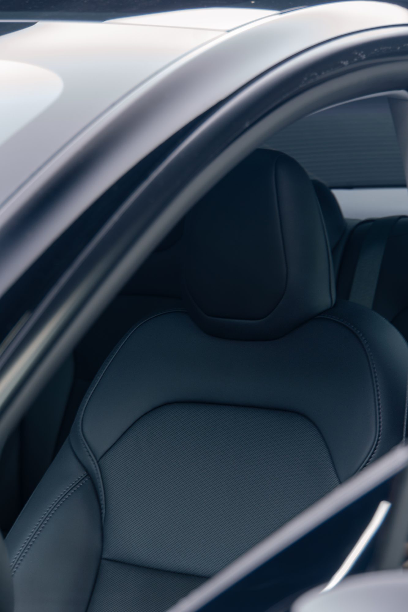 Siège avant d’une Tesla Model 3 vu par la vitre